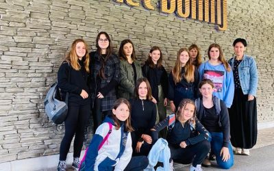 Skupina učenk OŠ Gorje na Unescovem dogodku v Bohinju
